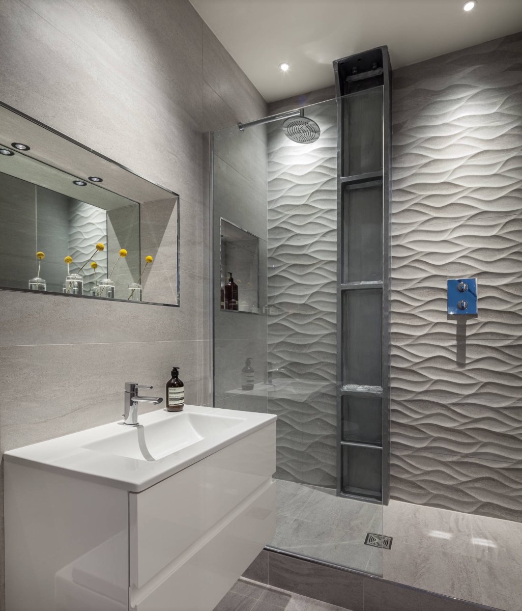 Серая плитка в ванной