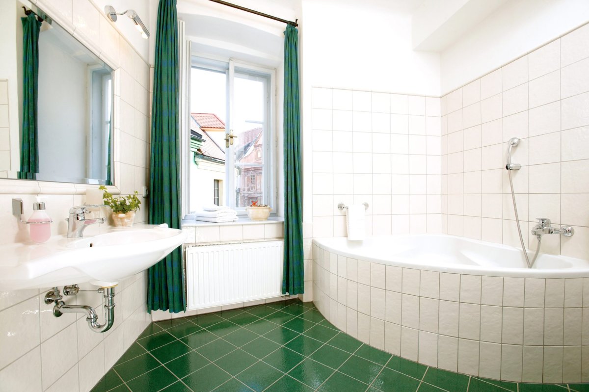 Угловая ванная комната белая с зеленым