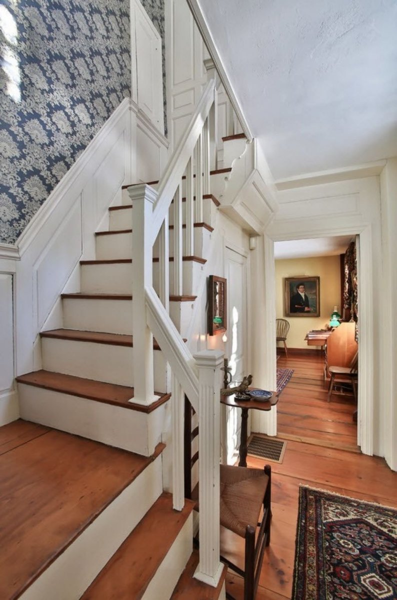 Прихожая в деревянном доме с лестницей