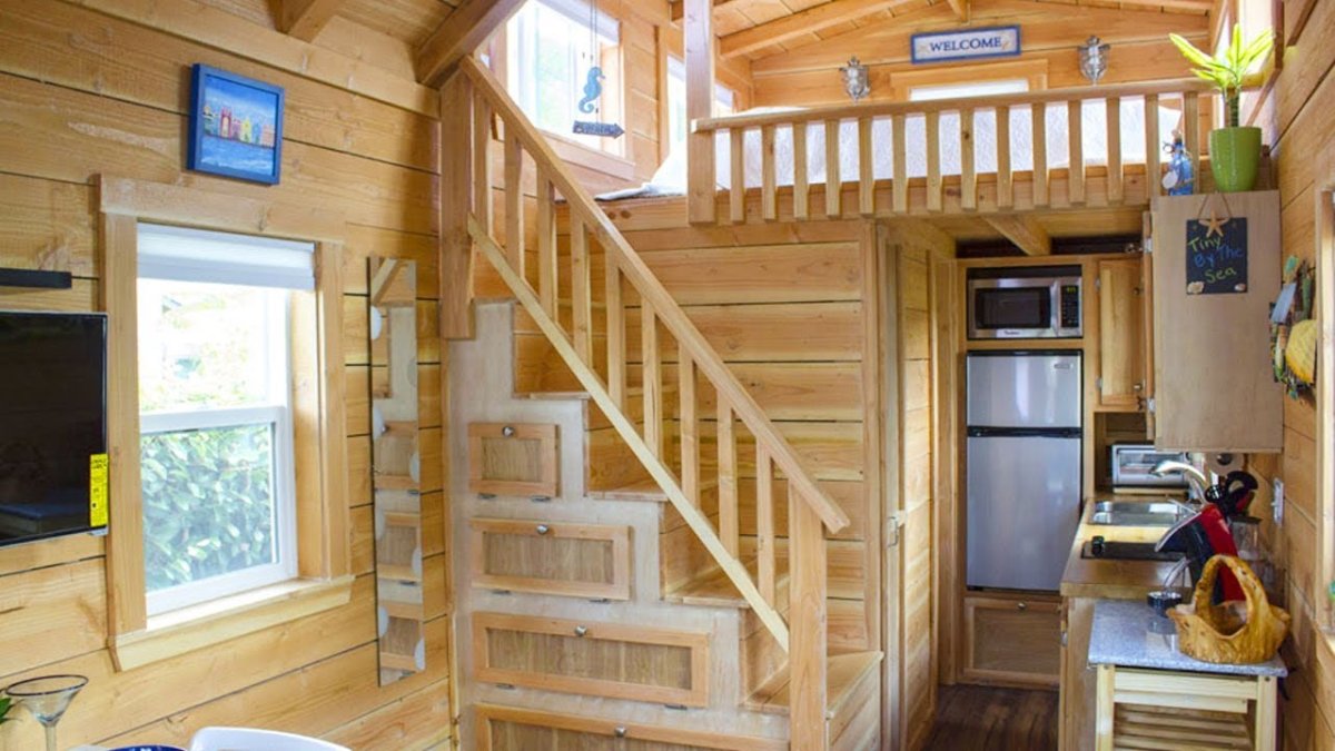 Интерьер лестничного пролета в частном доме