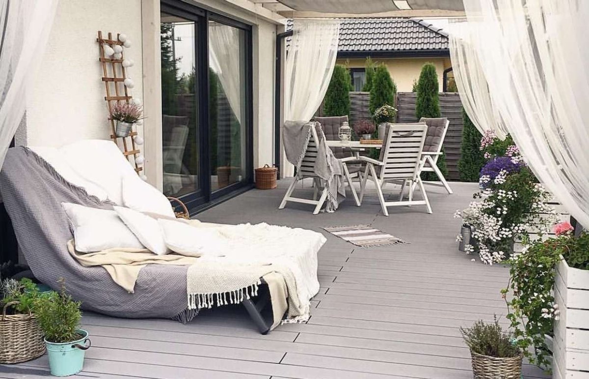 Веранда с белыми шторами