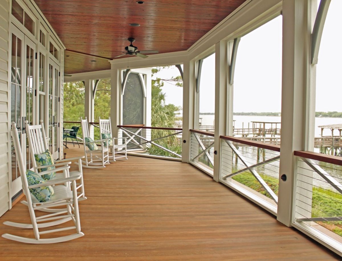 Веранда в белом цвете