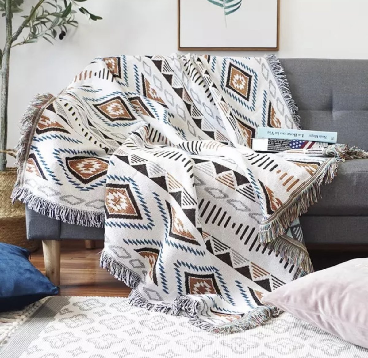 Плед в скандинавском стиле на диван