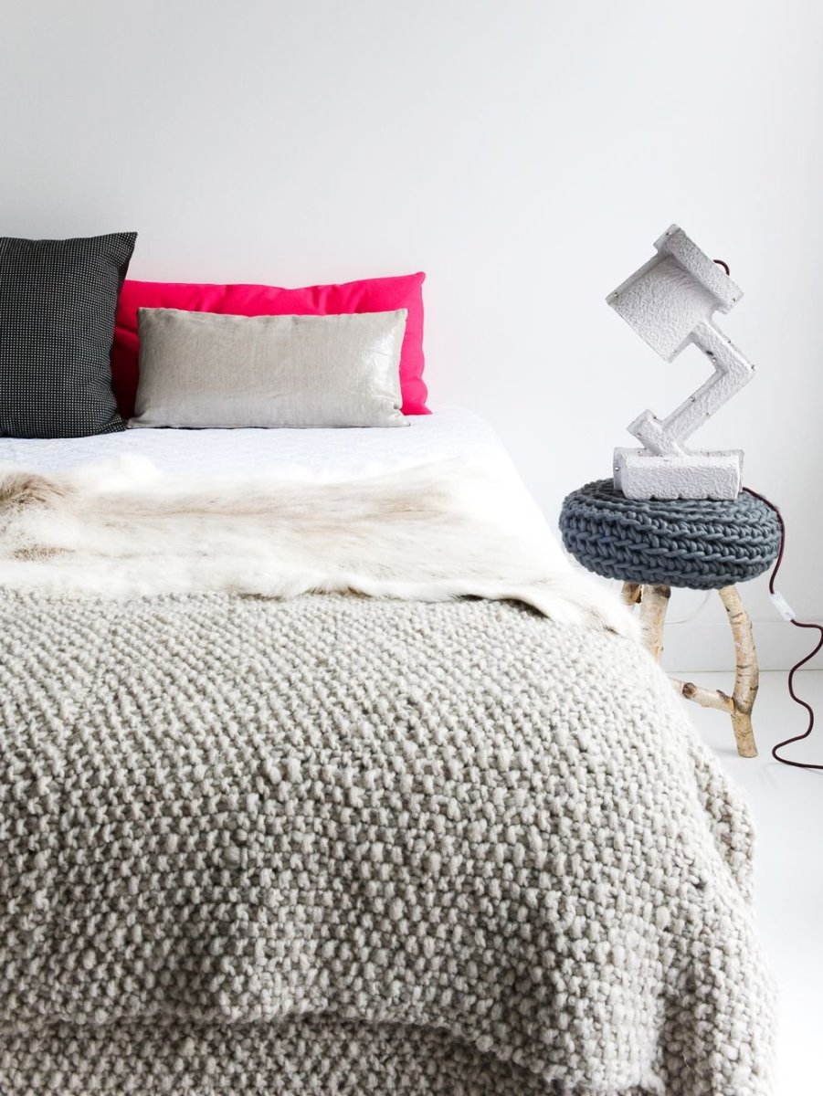 Вязаный плед на кровать в спальню