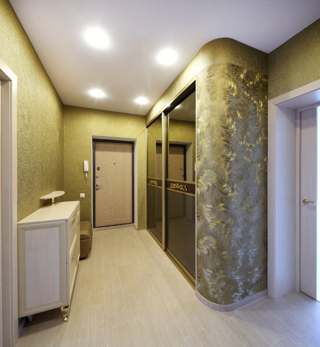 Стены золотого цвета коридор
