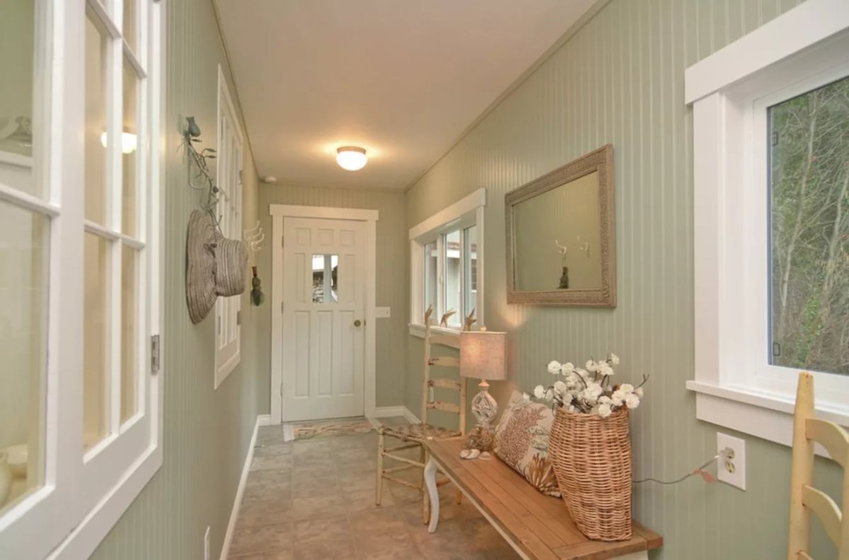 Оливковые стены в коридоре