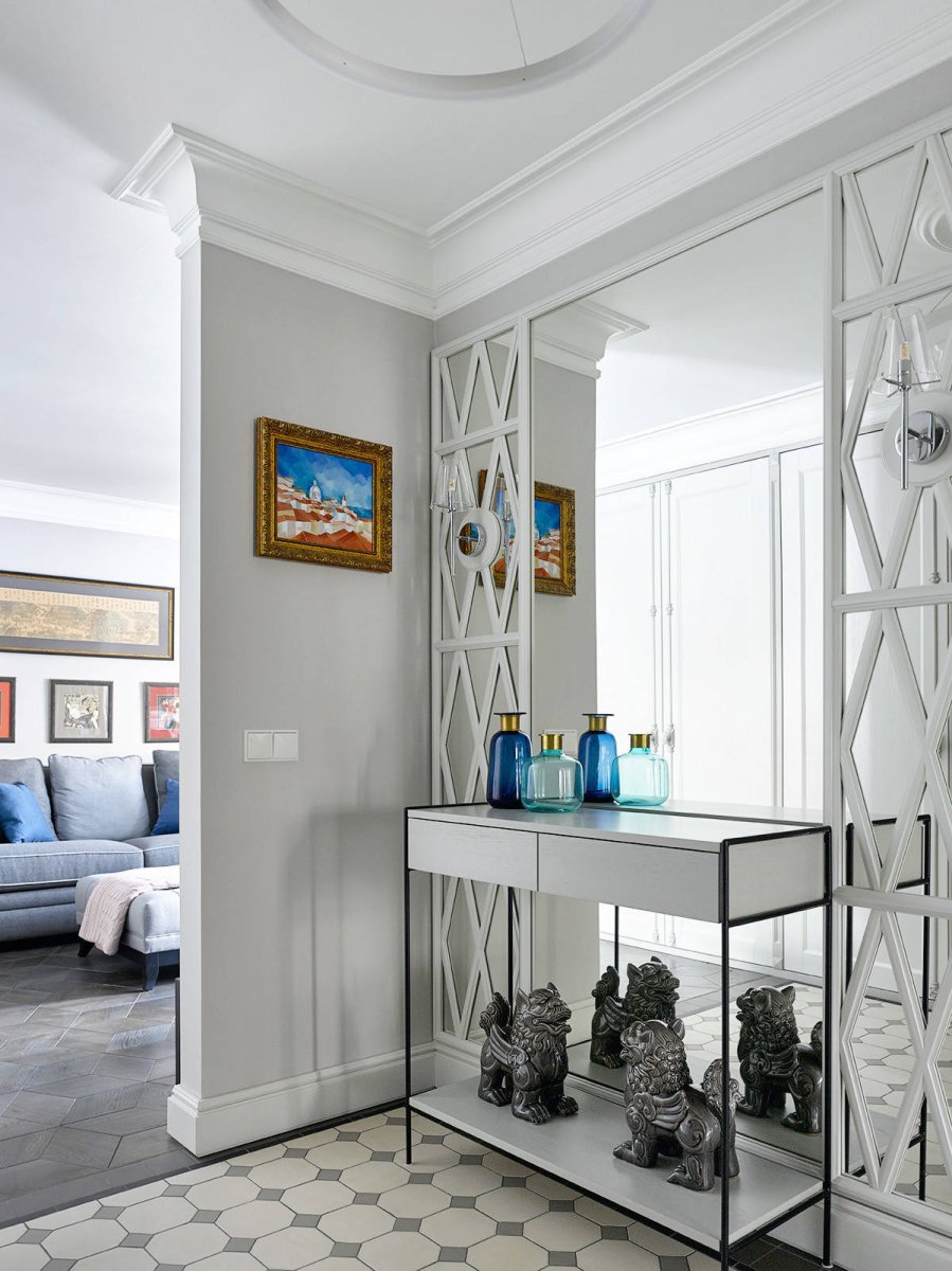 Зеркальная стена в прихожей