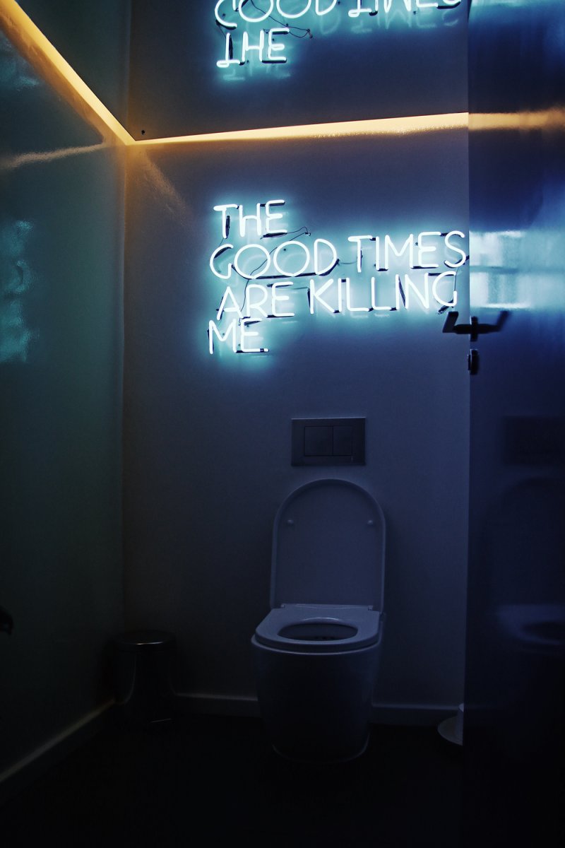 Туалет неон