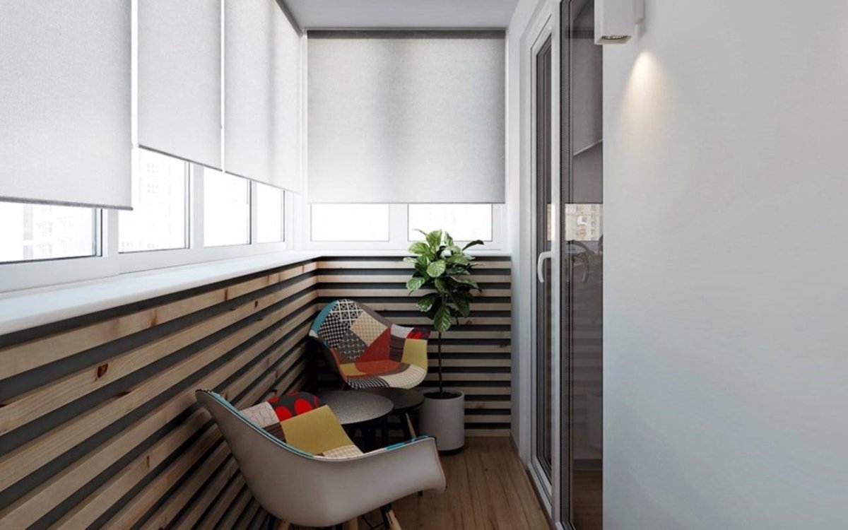 Интерьер лоджии с панорамным остеклением