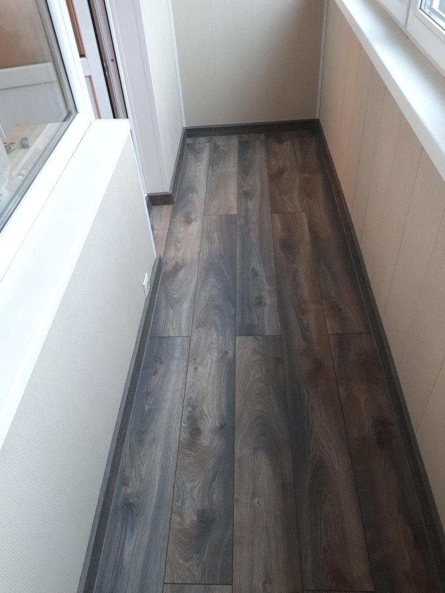 Отделка балкона ламинатом