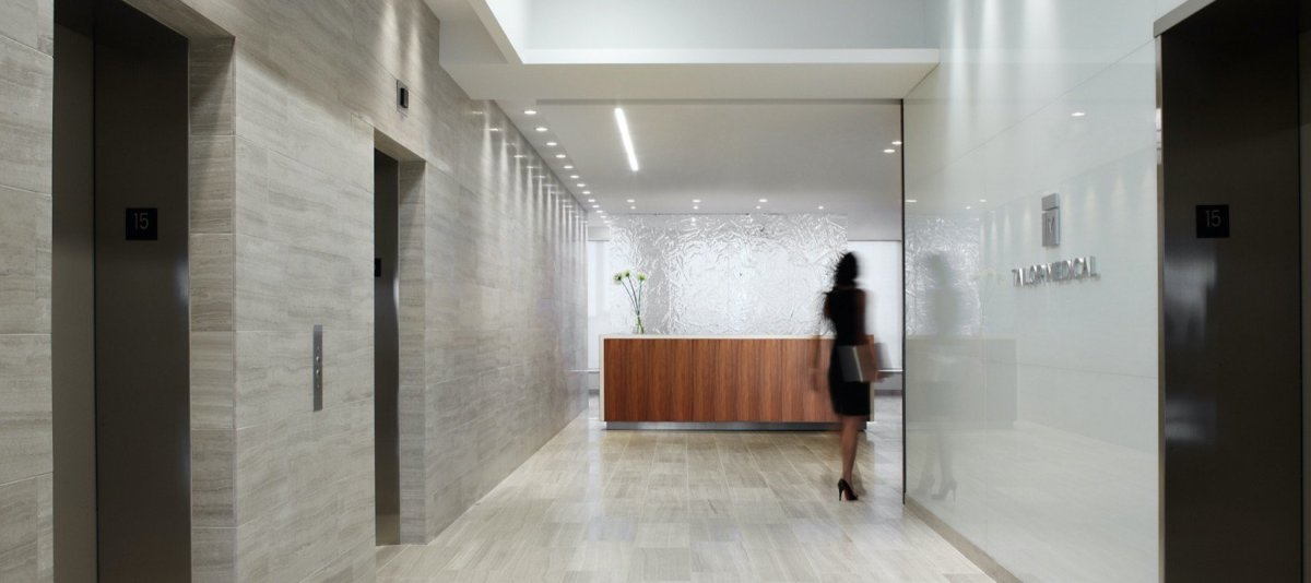 Стильный деревянный балкон