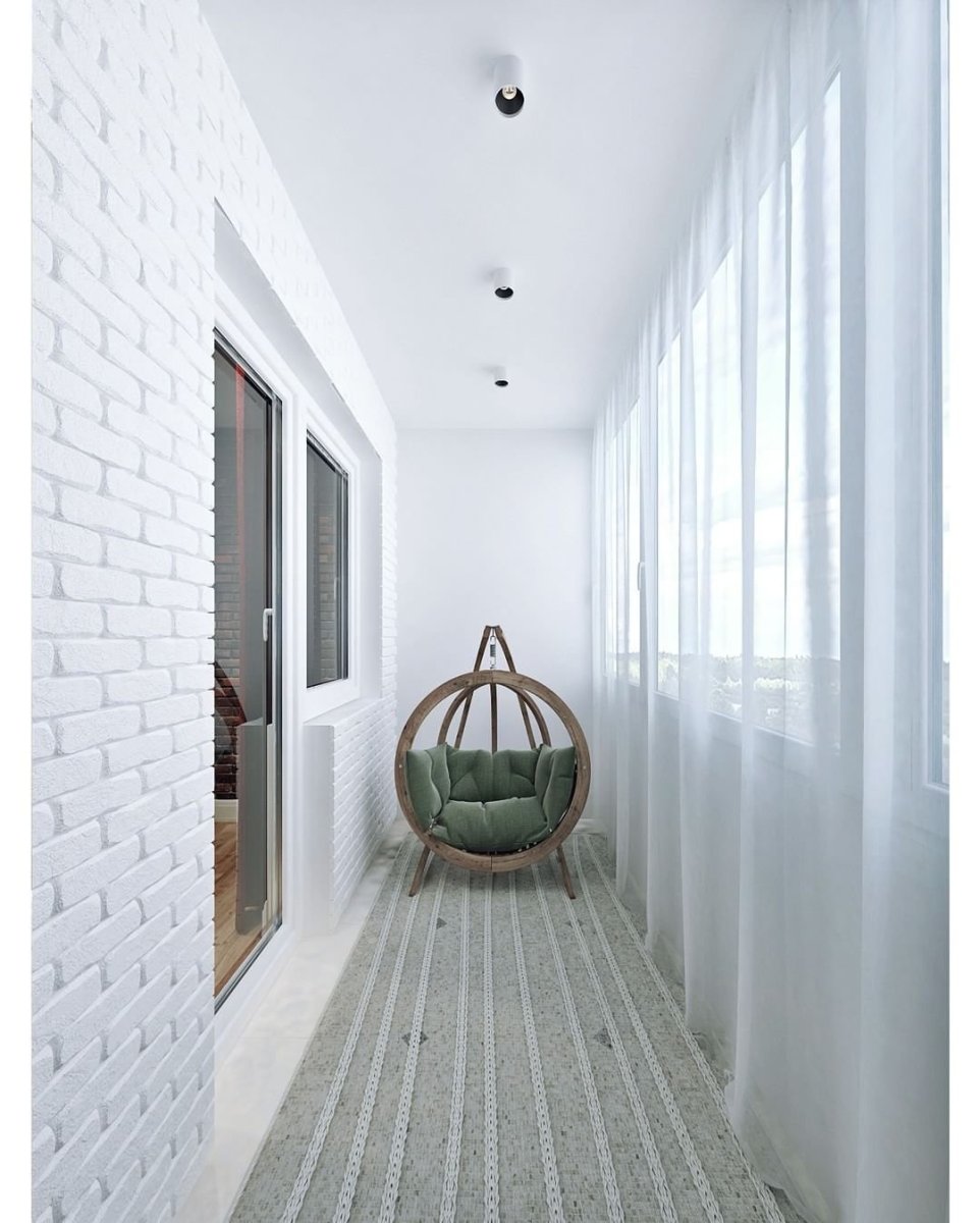 Белая вагонка на балконе