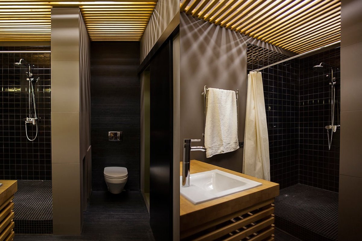 Ванная комната с деревянной отделкой