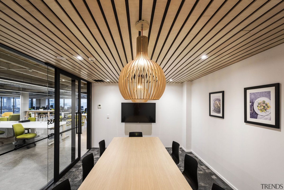 Потолок из деревянных реек