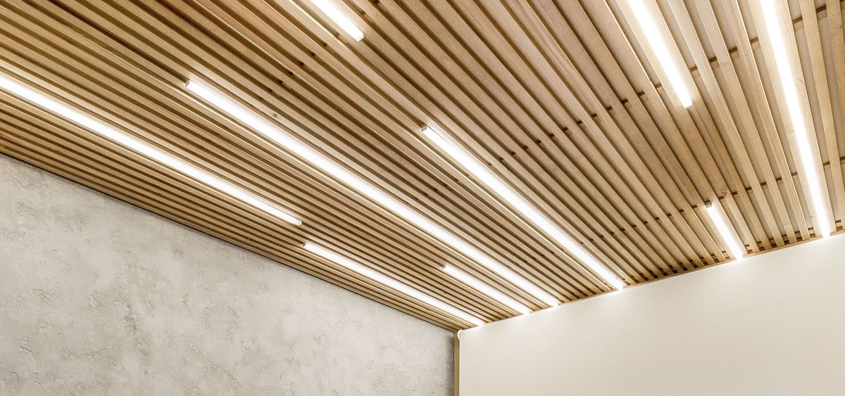 Отделка стен деревянными рейками