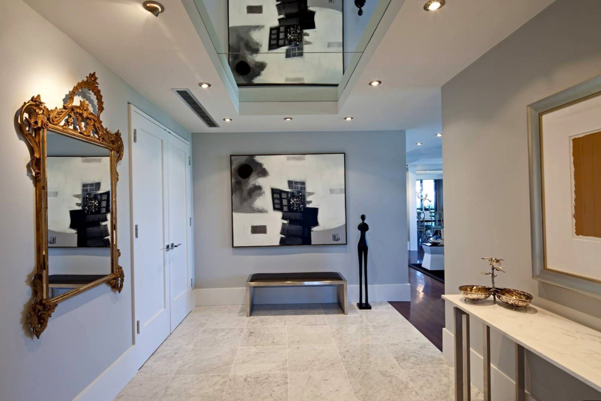 Прихожая с большим зеркалом в доме