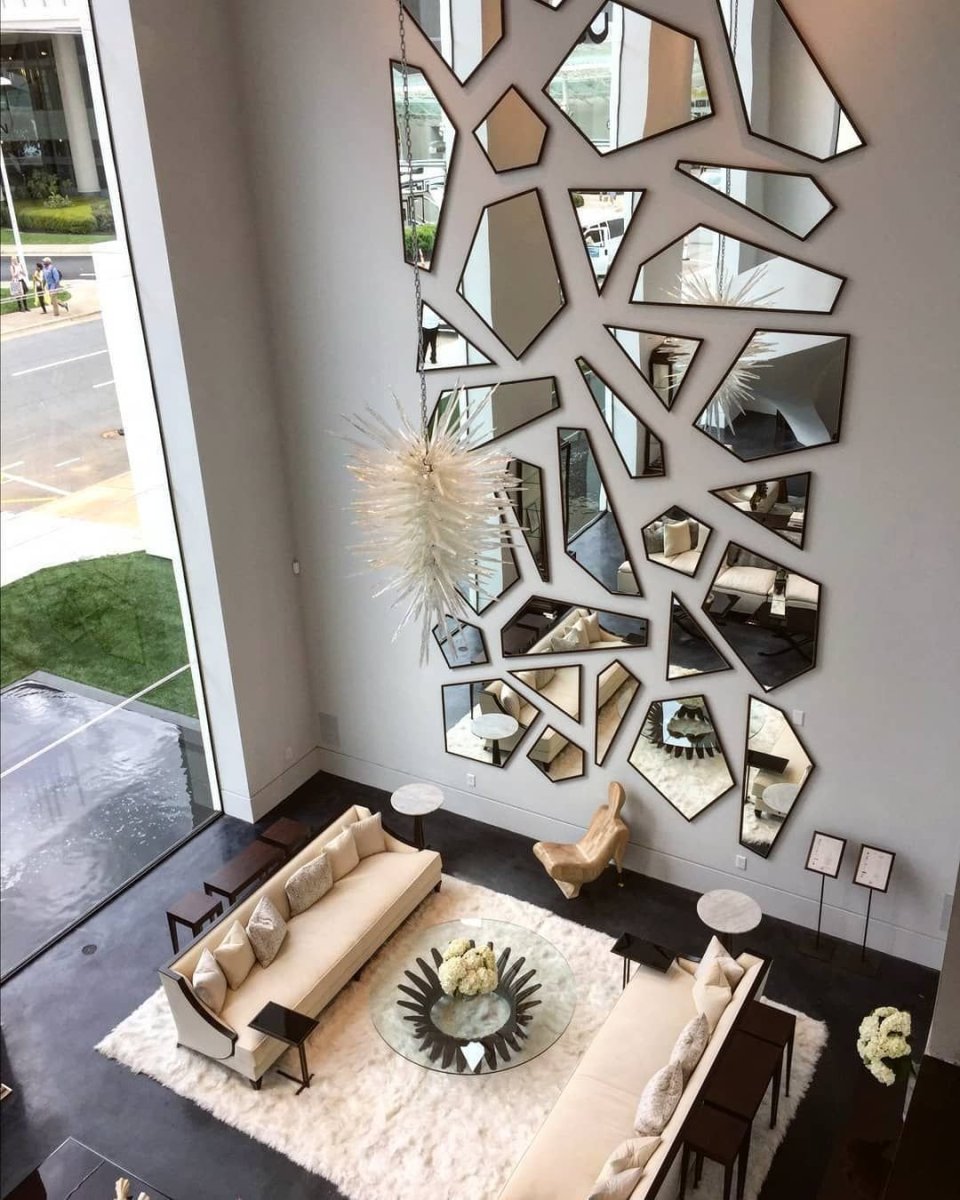 Декор большого зеркала в прихожей