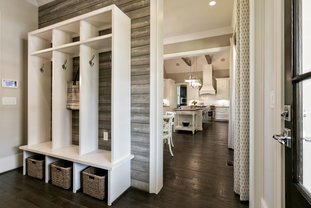 Ламинат на стену в прихожей