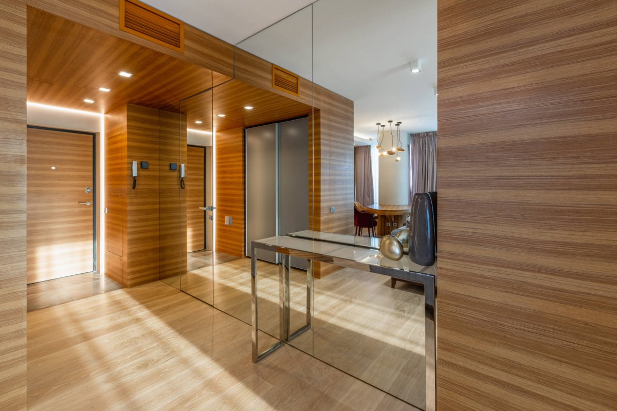 Ламинат на стену в прихожей