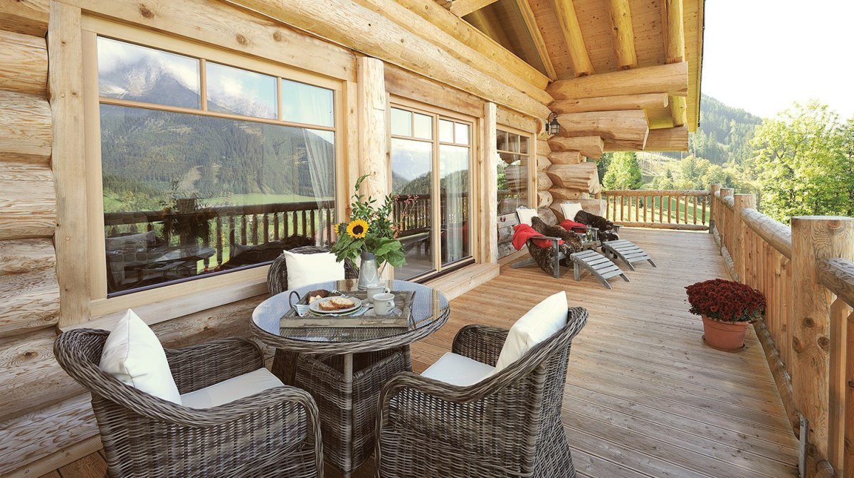 Сруб в стиле Шале с верандой