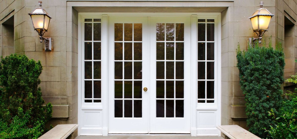 Дверь с узким окном