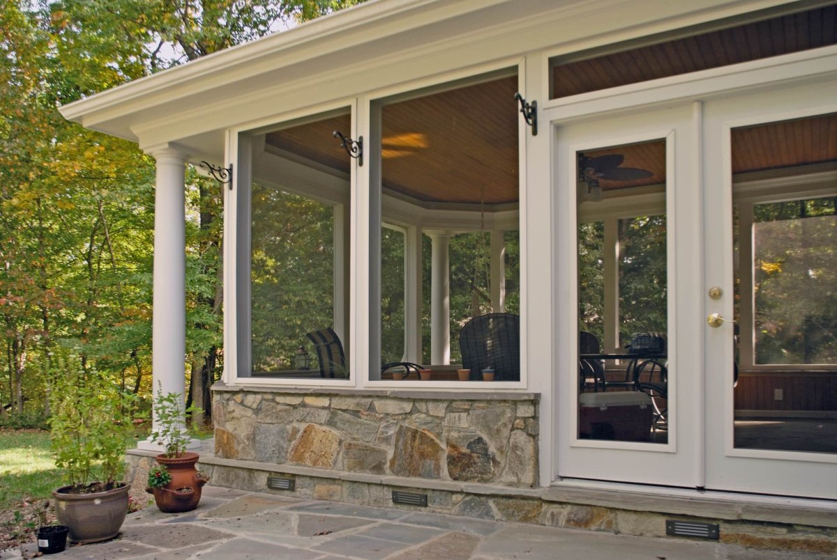 Большая веранда с остеклением