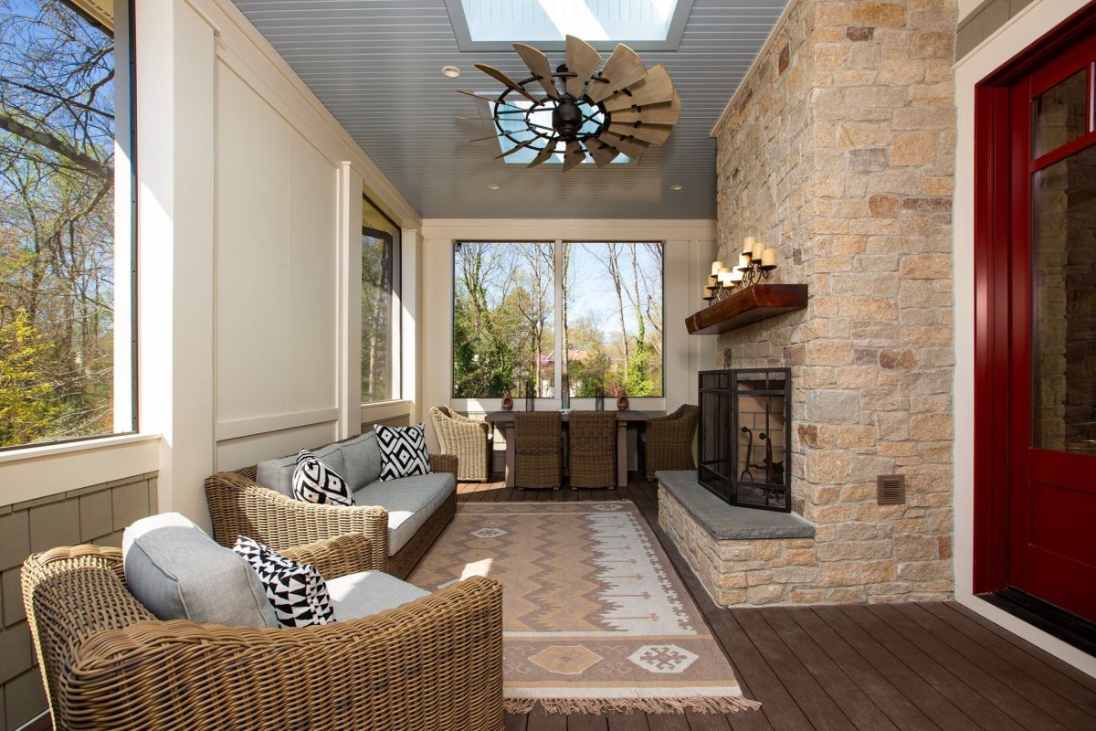 Узкая и длинная веранда