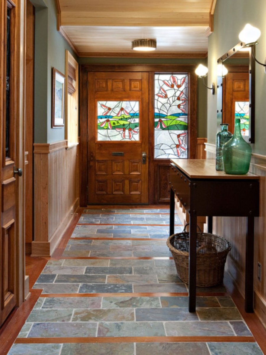 Прихожая с рейками