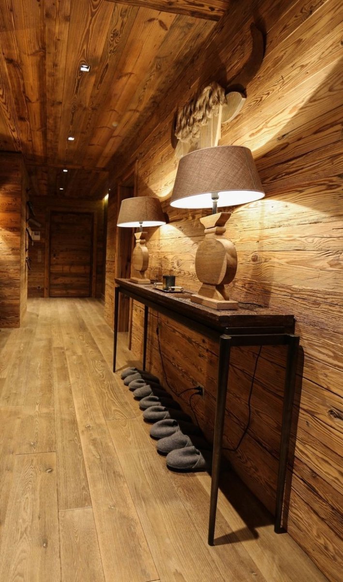 Дерево в интерьере прихожей