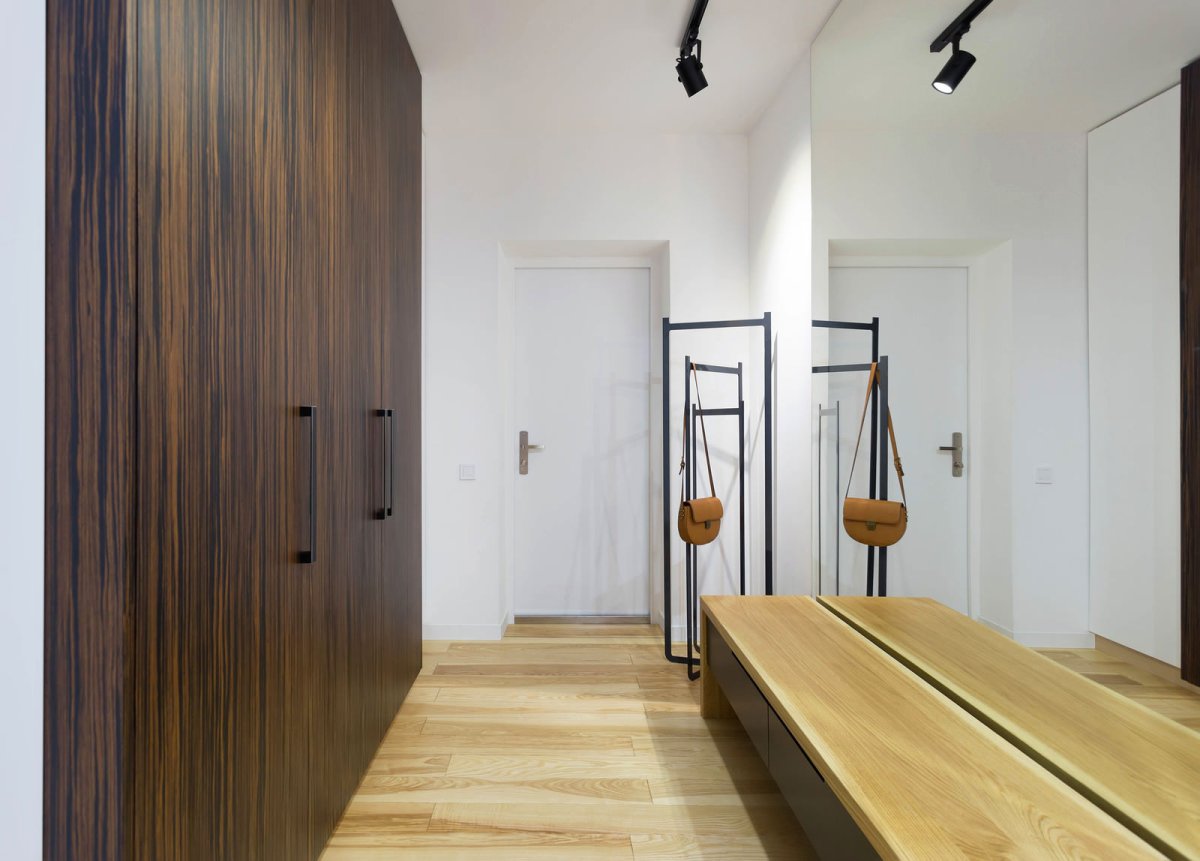 Прихожая обшитая деревом