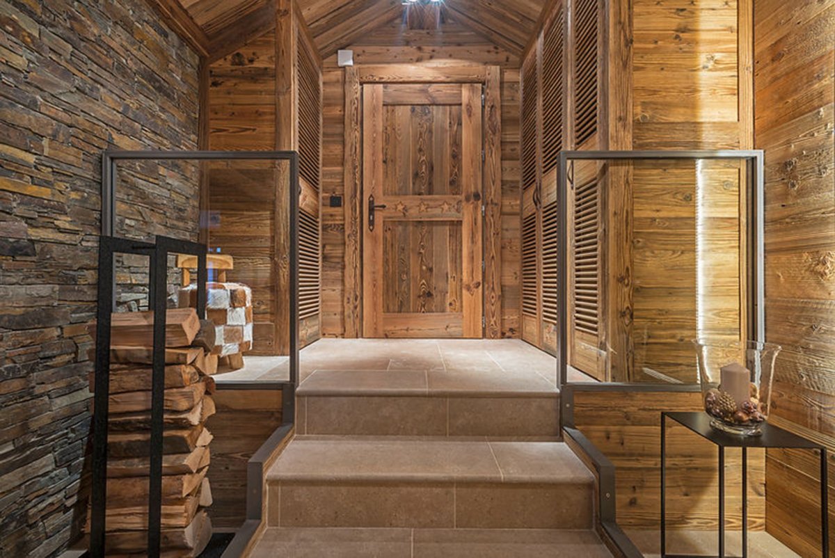 Состаренное дерево в интерьере квартиры