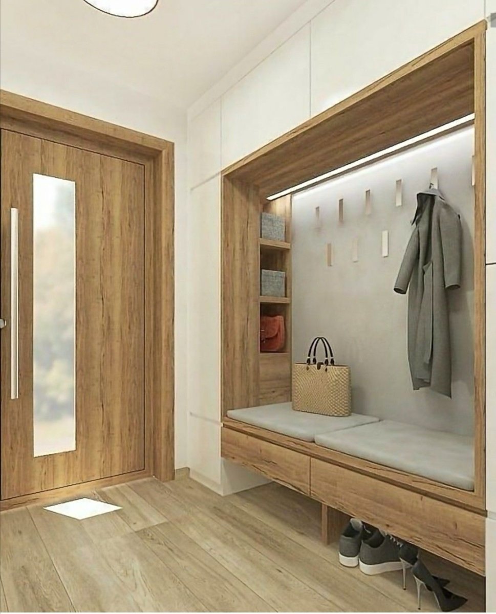 Прихожая с рейками на стене