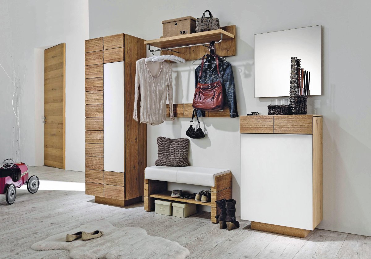 Прихожая серая с деревом