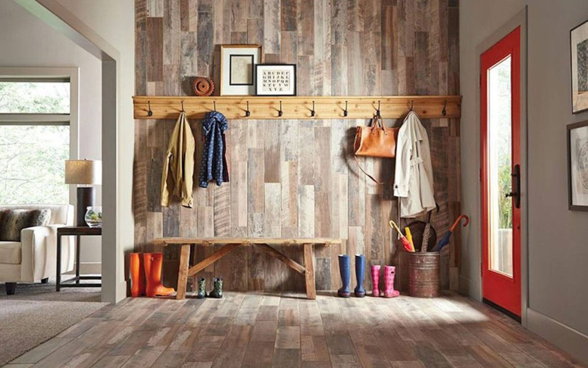 Деревянные рейки в коридоре