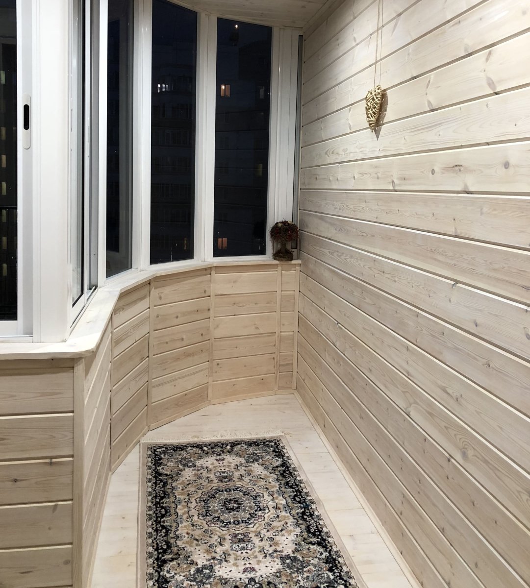 Реечный деревянный потолок на балконе