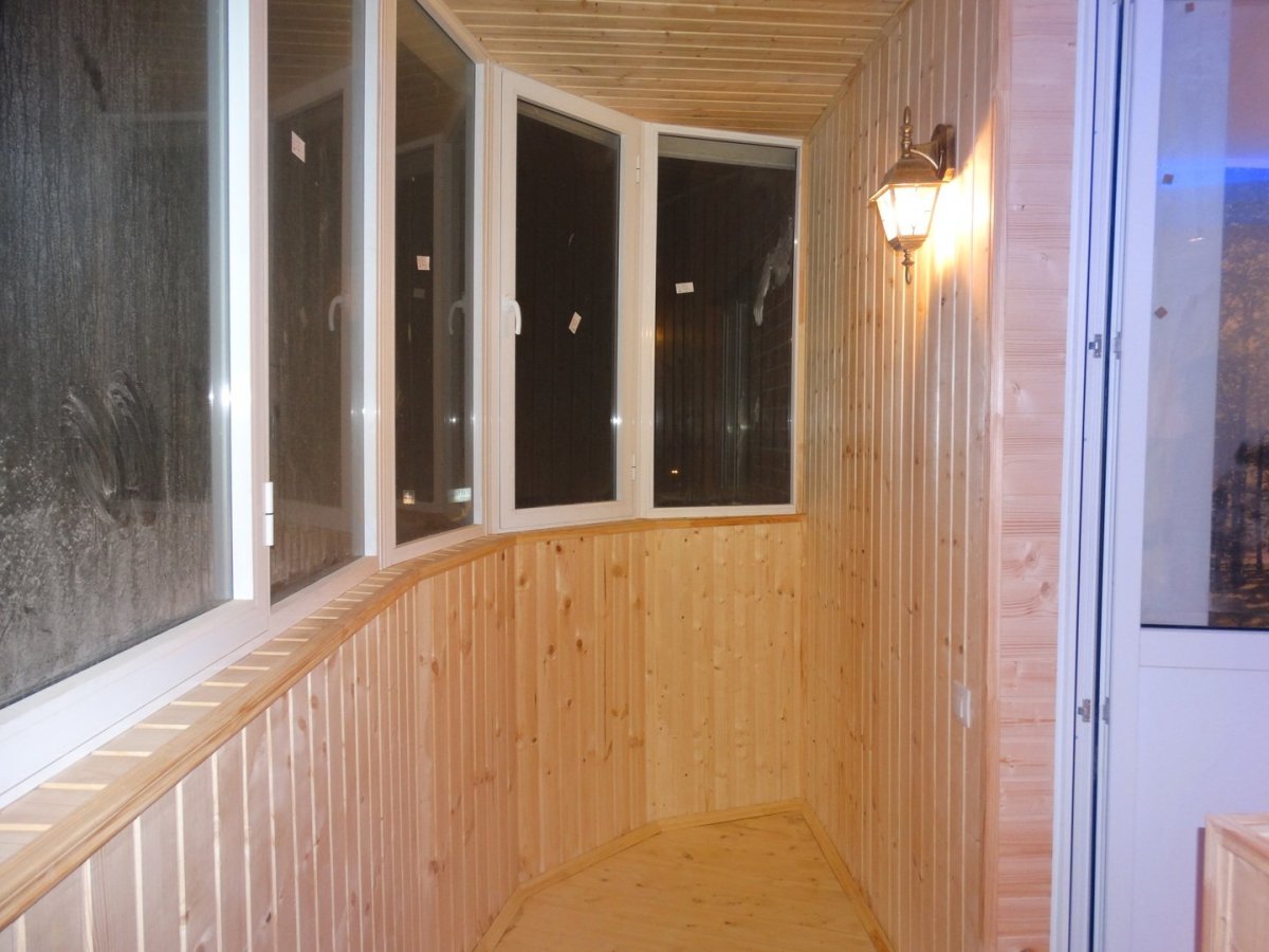 Балкон отделанный деревом