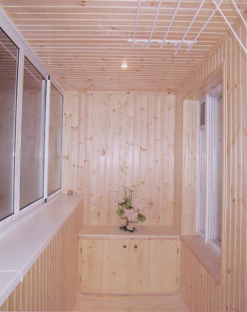 Отделка маленького балкона вагонкой