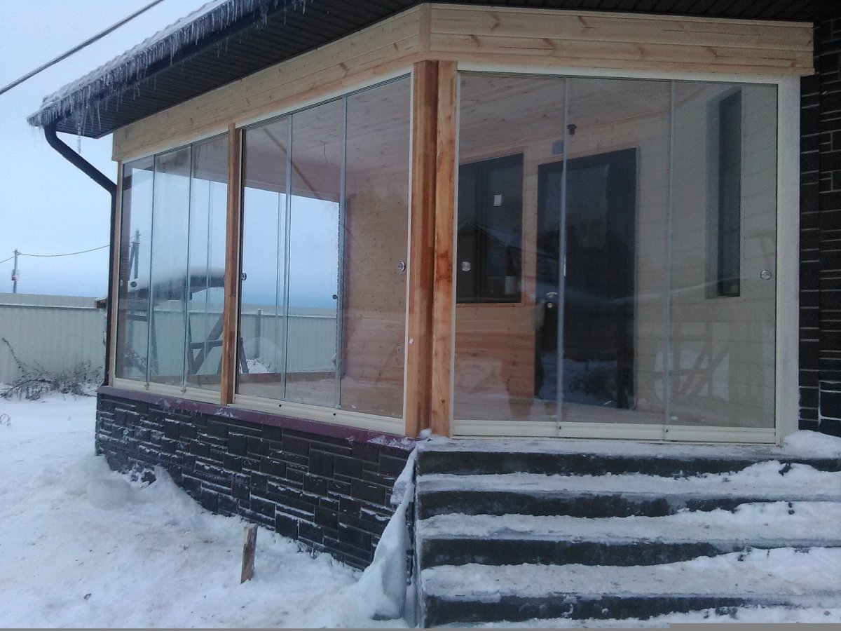 Остекление веранды в деревянном доме