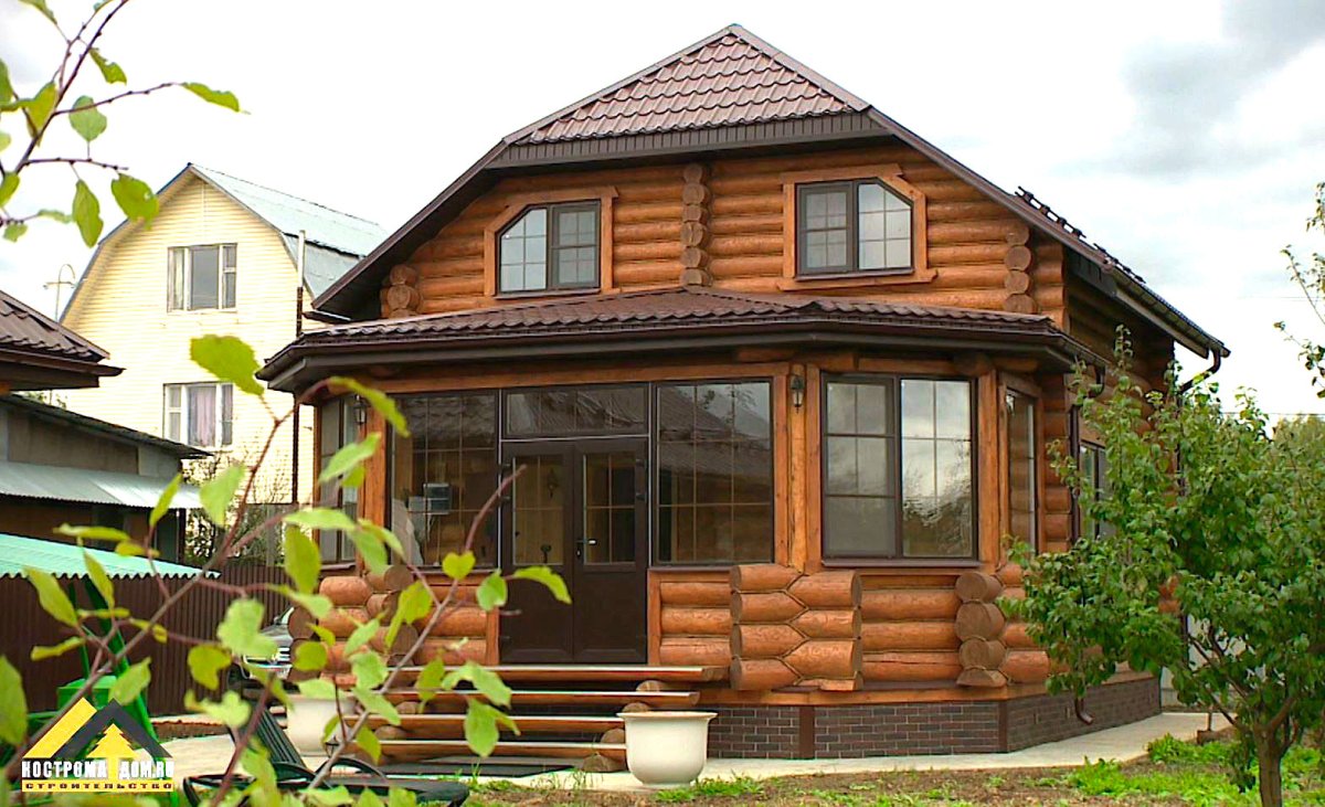 Бревенчатый дом с верандой