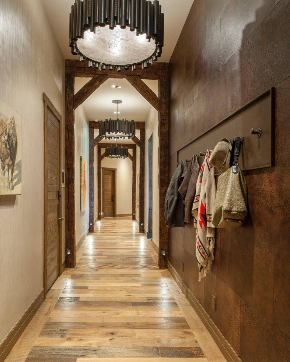 Коридор в квартире в деревянном стиле