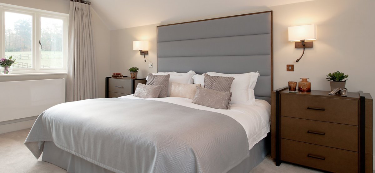 Светильники над изголовьем кровати