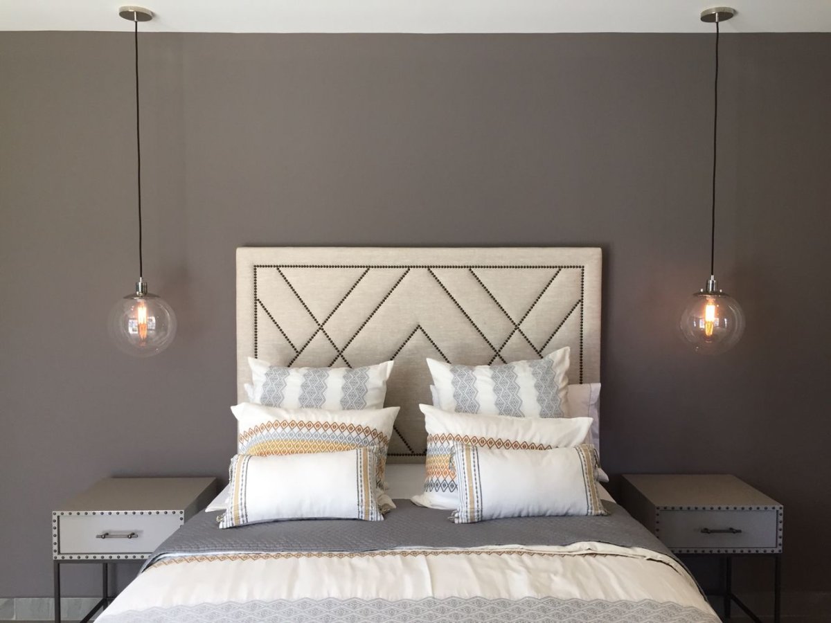 Полки над изголовьем кровати