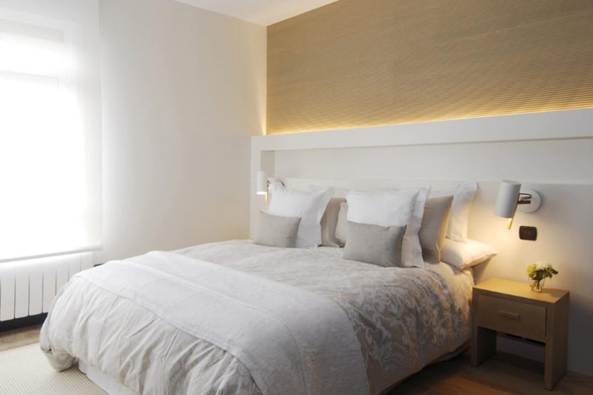 Светильники над кроватью в спальне