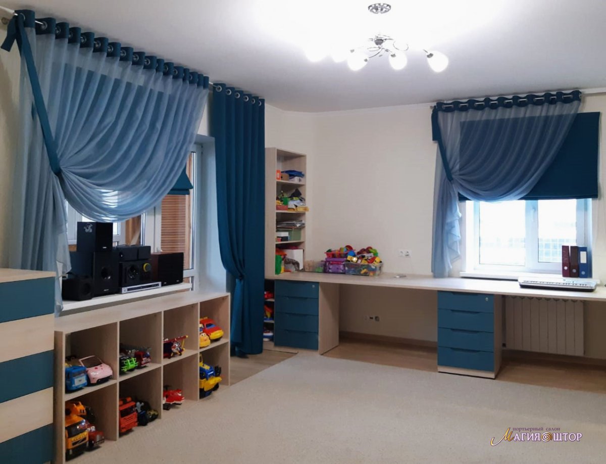 Шкаф вокруг окна