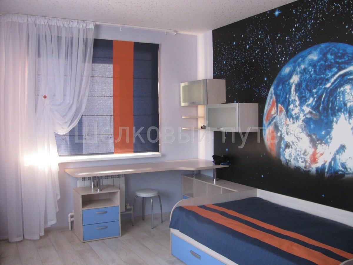 Стол-подоконник в детской комнате