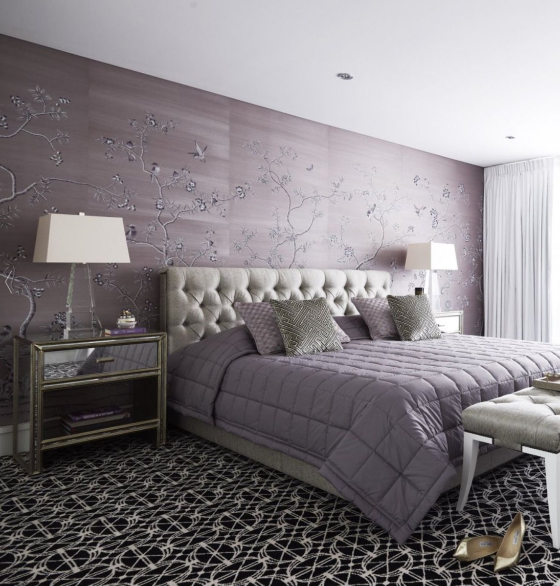 Фиолетово серая спальня