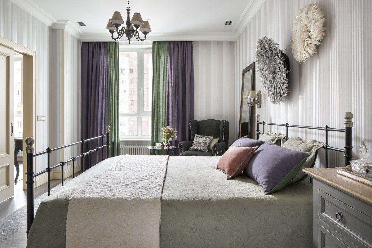 Серая спальня с фиолетовыми шторами