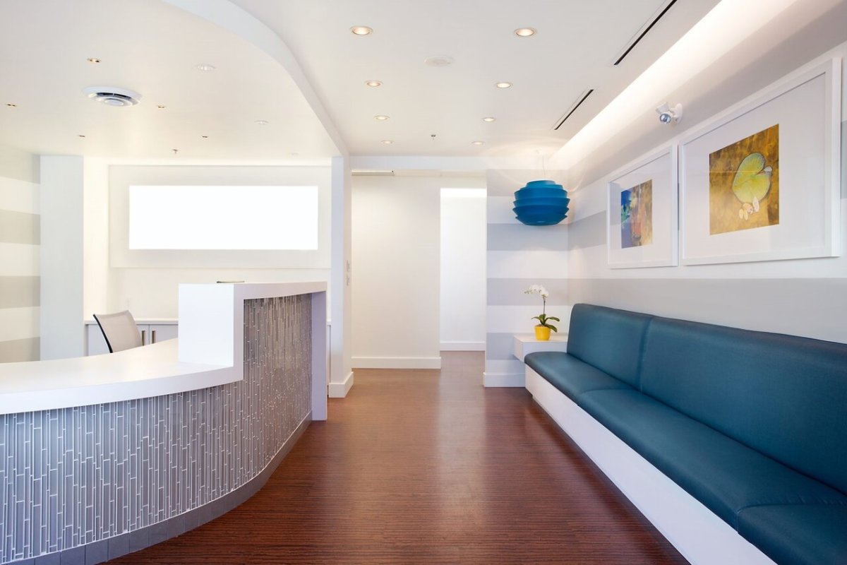 Интерьер стоматологической клиники ресепшен