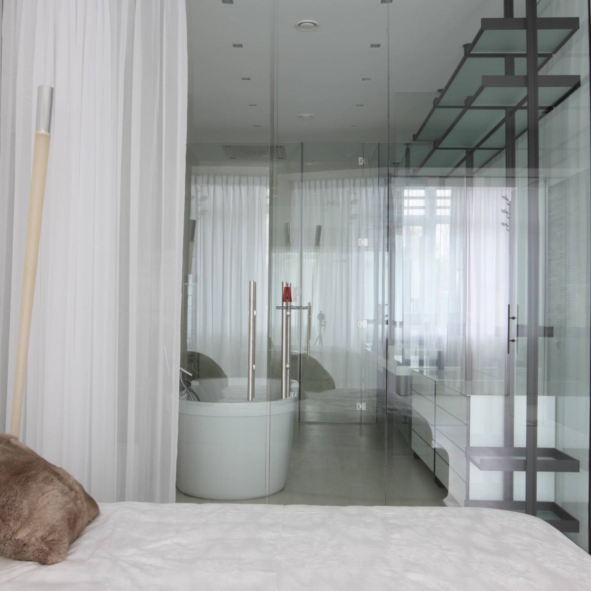 Ванна со стеклянной перегородкой