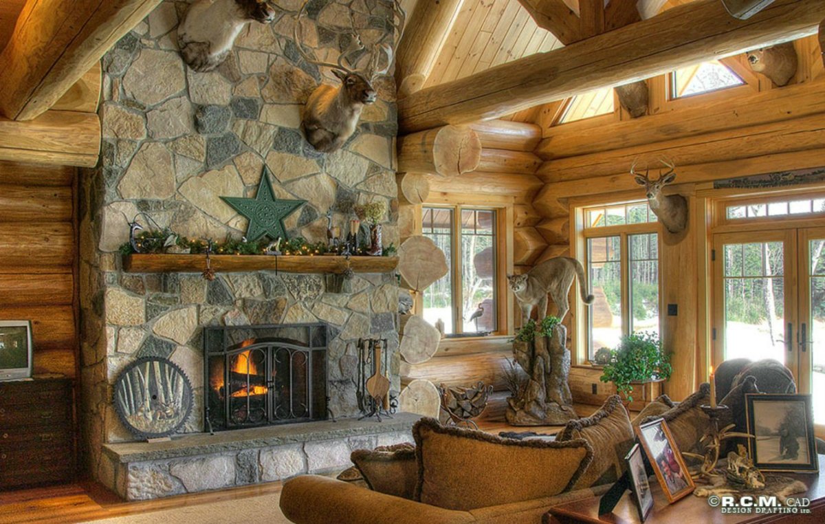 Камин в доме из сруба